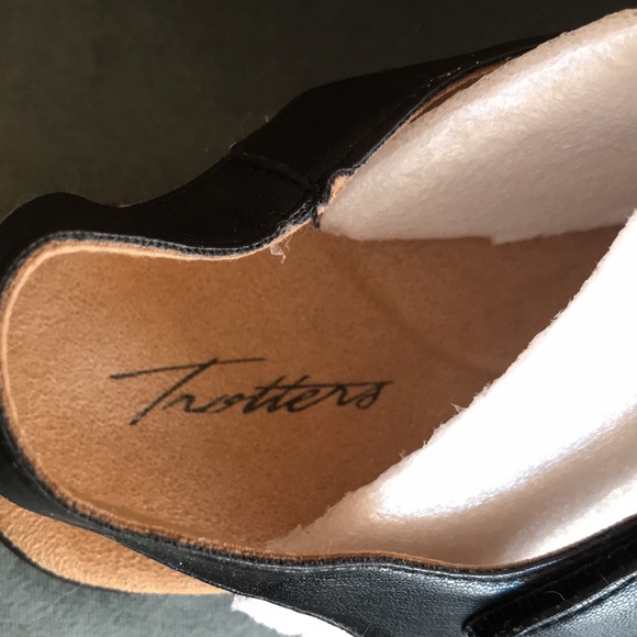 Trotters Black Tiki Adjustable Strap Sandals, Size 8W, Soft velvet, memory foam - Picture 3 of 7